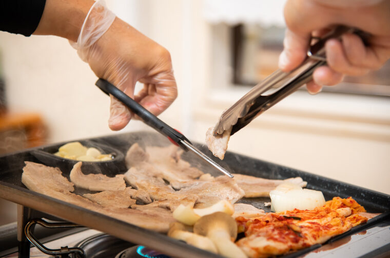 豚バラ肉は長いまま焼き、ハサミでちょきちょき食べやすい大きさに切るのが韓国流