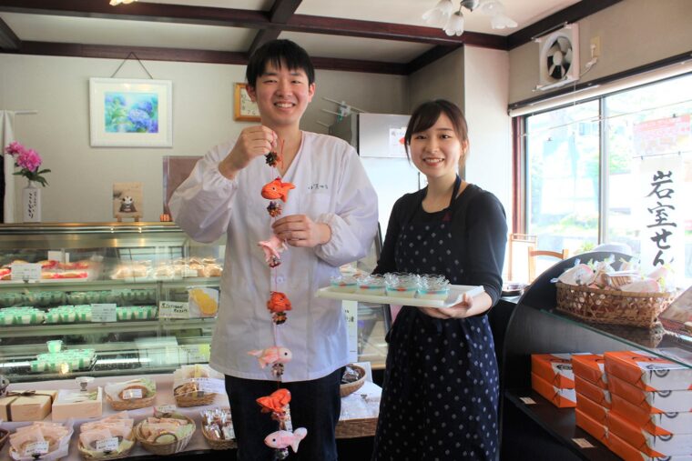 お菓子処 小冨士屋 七代目の武藤龍一さん（左）と杉山ひとみさん（右）。兄・龍一さんは和菓子、妹・ ひとみさんは洋菓子の修業を経て家業を継ぐ。若い感覚をいかしたお菓子作りに今後も期待