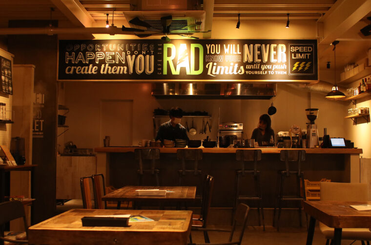 Cafe The Rad 鳥屋野潟を望めるテラス席が気持ちいい 夜カフェでスローで贅沢な時間を 新潟市中央区 カフェ ザ ラッド 日刊にいがたwebタウン情報 新潟のグルメ イベント おでかけ 街ネタを毎日更新