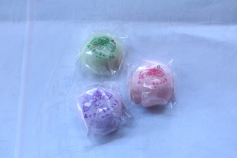 イチオシ商品『あじさいまんじゅう』（各150円）。紫はこしあん、ピンクは白あん、緑は抹茶あん入り