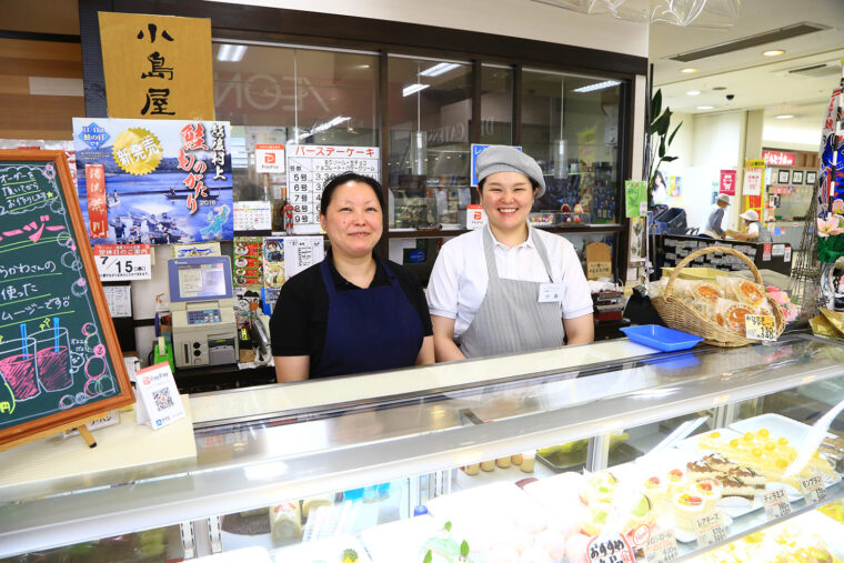 洋菓子担当の小島亜矢子さん（左）と販売担当の小島麻理子さん（右）