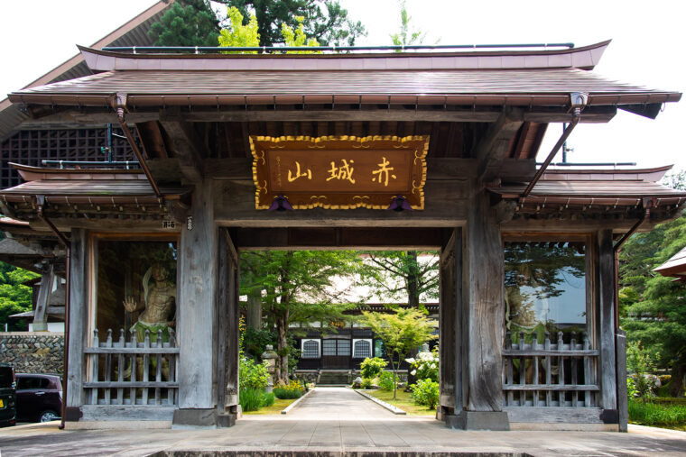 西福寺山門。左奥が開山堂