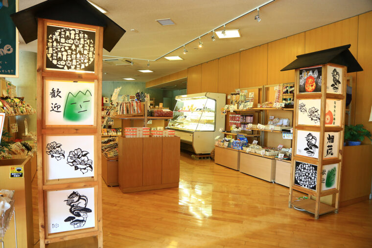 お土産コーナー、ななたに商店。加茂をメインに、県内のおいしいもの、いいものを厳選して販売しています。ぜひのぞいてみて！