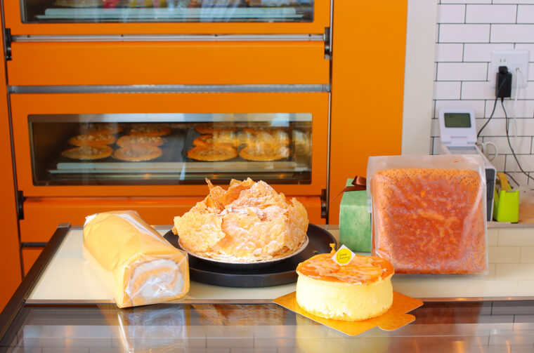 左から『グランスリール生ロール』、『スリール生クリームパイ』、『スフレフロマージュチーズ』、『えがおのカステラ』