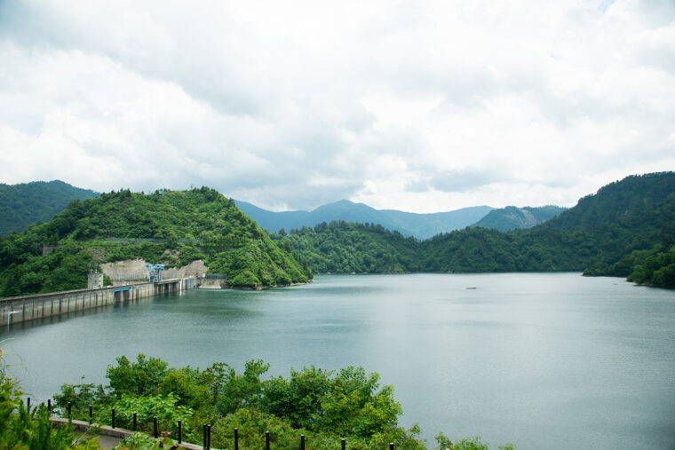 奥只見湖。ちなみにちょうど真ん中からこっちが新潟県、向こうが福島県なんですよ