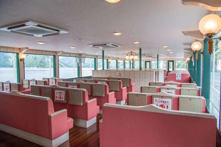 2階船室。ピンクのシートがキュートです