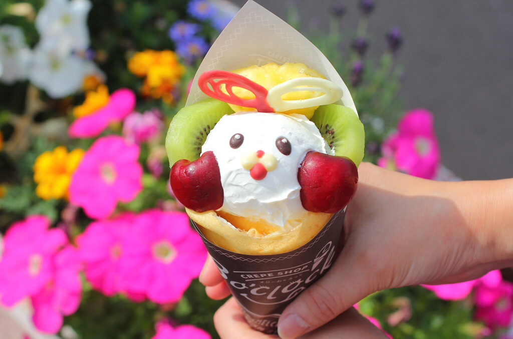 最終値下げ　シング　クレイ　ちょっこりさんb'z ➕fyop東京限定チャーム付き クレープショップ スリーオクロック】弥彦村おもてなし広場にクレープ