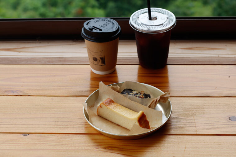 左奥から『ホットコーヒー』（350円）『アイスコーヒー』（400円）。『米粉のチーズケーキ』と『米粉ブラウニー』（各300円）