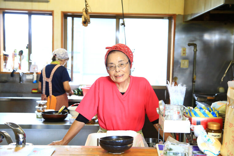 「ともちゃん」こと、代表の髙橋共美さん。自家製の漬物や惣菜、あんぼなども大人気！