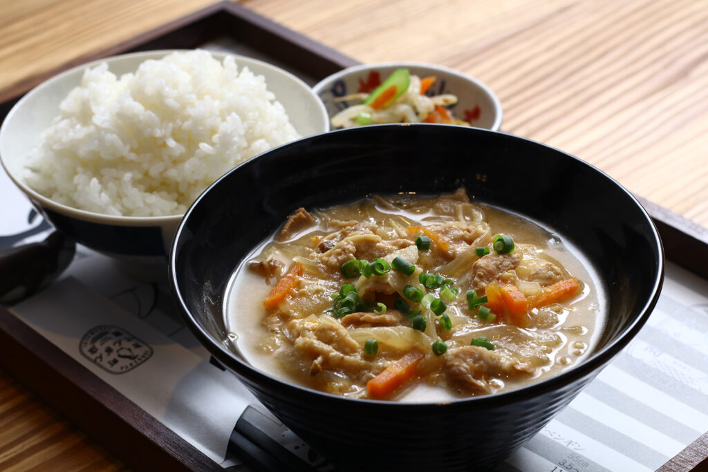 新店・古町ぺんぎん商店】上古町に豚汁と酒粕ドリンクが味わえる