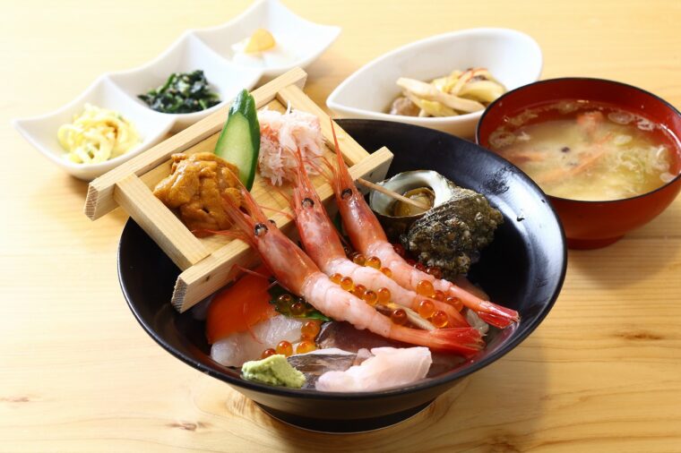 『漁師の海鮮丼 祭』（1,980円）。味噌汁、小鉢、副菜付き。