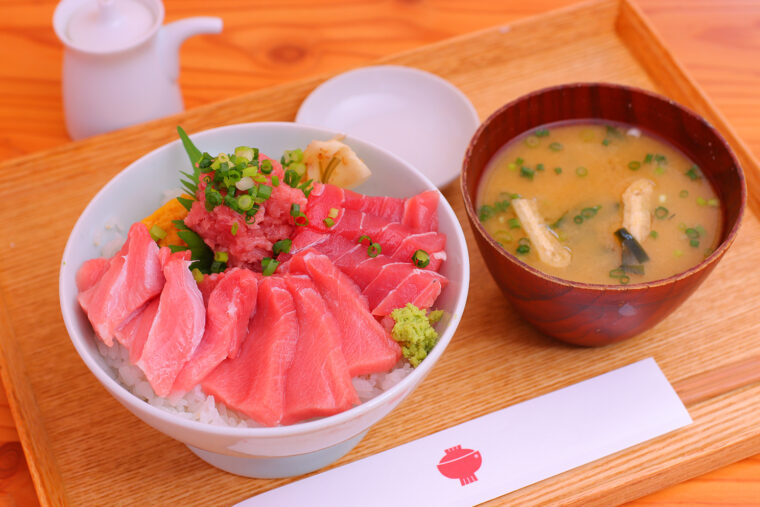 『本鮪丼 鮪増し』（1,500円）。吸い物付き