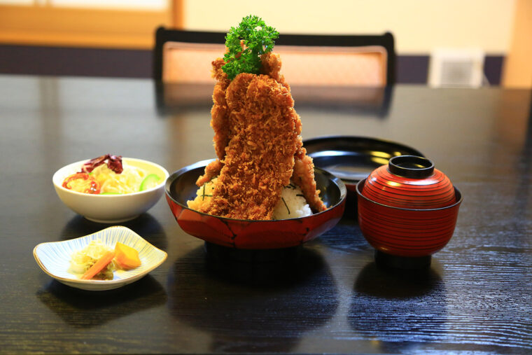『タレカツ丼』（980円）。味噌汁、サラダ、漬物付き