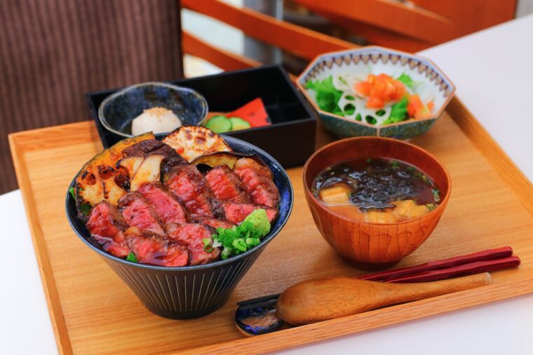 『黒毛和牛と季節野菜のステーキ丼』（1,760円）。ディナーでも提供