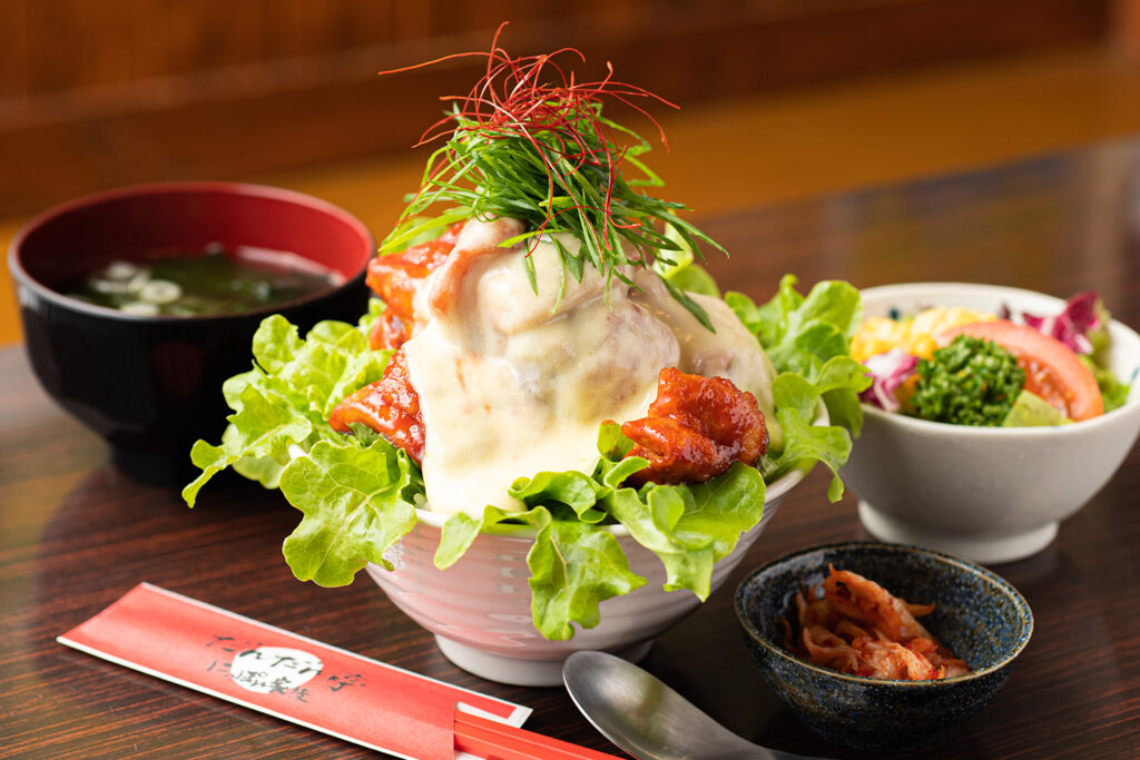 南魚沼の本気丼／だんだん亭 にっぽん家族】甘辛チキンに風味豊かな