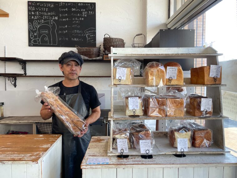 店長の小松さん。レジ横には大人気の『デニッシュ食パン』が並んでいます
