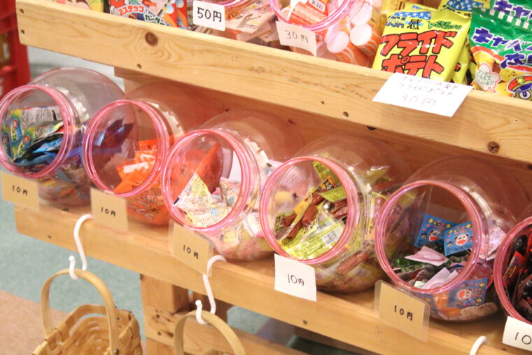 お子様メニューには「30円駄菓子券」が付いてきます。入口の駄菓子コーナーから好きなものを30円分選べます