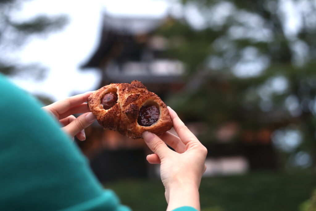 【REGINA SWEETS & BAKERY】お城、紅葉、パンが揃えば風情溢れる大人のピクニック｜上越市・レジーナ スイーツ アンド ベーカリー