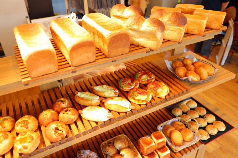 20～30種類のパンが店頭に並んでいます