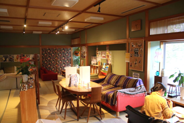 温泉カフェ　わかばは、畳のお部屋で机や椅子があり和モダンな雰囲気