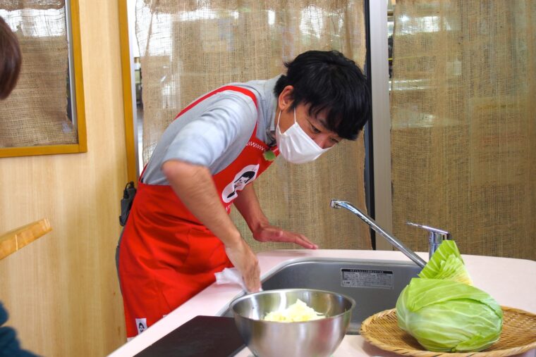 料理づくりの出番が減ったので、途中キッチンまわりを掃除していた飛田アナ。お茶目ですね
