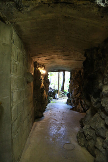 畳敷きの廊下を歩き、突き当たった扉が開くと洞窟が現れます！