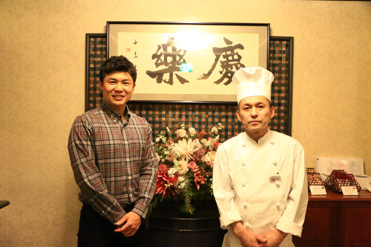 大角さんと亀山料理長。ちなみに担々麺も人気メニューだそうです