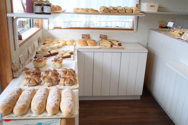 小さな店内はパンのいい香りで満たされています