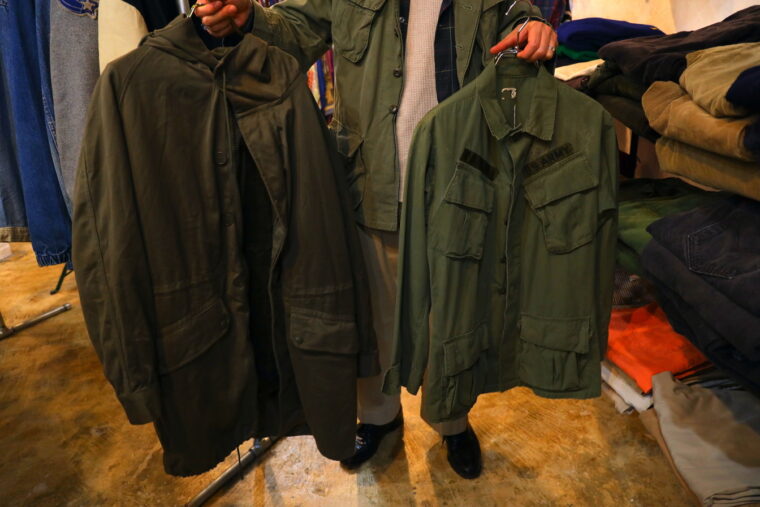 左が60年代の米軍のジャングルファティーグジャケット、右は仏軍のM64コート