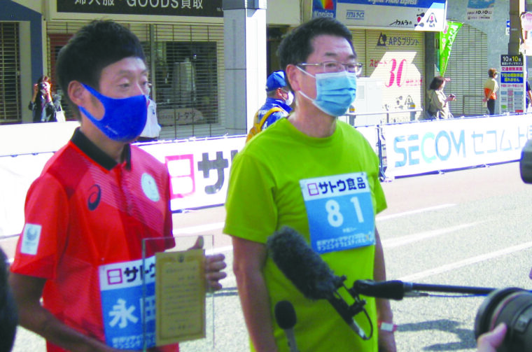 10月10日に「新潟シティマラソン2021ランニングフェスティバル×にいがた２km」会場で行なわれた永田選手への表彰式の様子