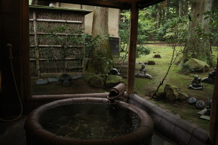 貸し切り露天風呂のひとつ、阿賀野市の名品・安田瓦を使った茜瓦の湯