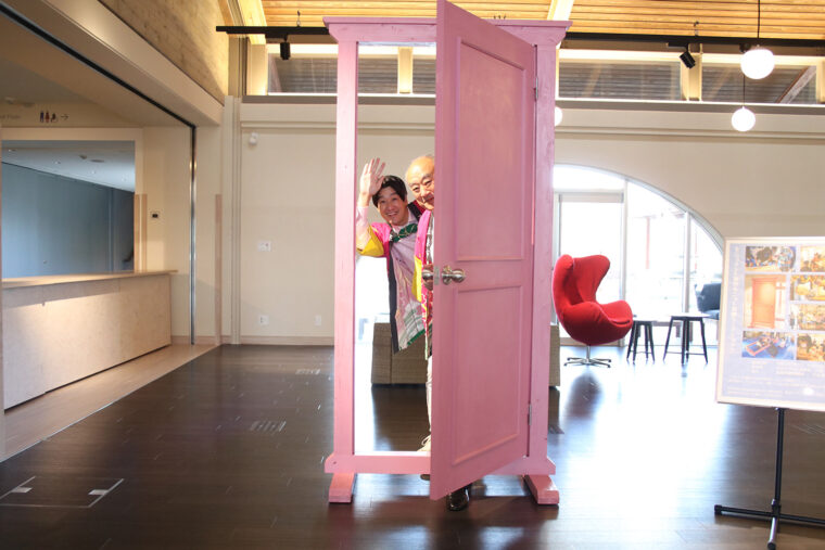 「どこかで見たことのあるドア」。インスタ映え必至なかわいいピンクのドアです