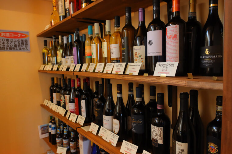 専用ルームの棚に並ぶワインの数々。イタリアの土着品種ワインなど珍しいものも！