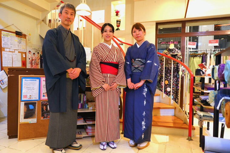 左から代表の佐藤圭三さん、庄島さん、スタッフの五十嵐朱音さん
