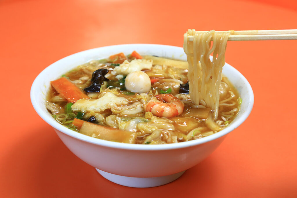 東華飯店】自家製ラードで炒めた野菜たっぷりの広東麺｜見附市・とうか