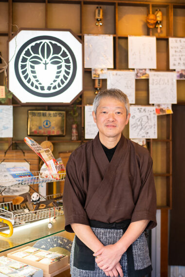 三笠屋製菓 店主・加藤浩一さん。先代の味を受け継ぎつつ、奥様とともに新たな味の開発にも積極的に取り組む