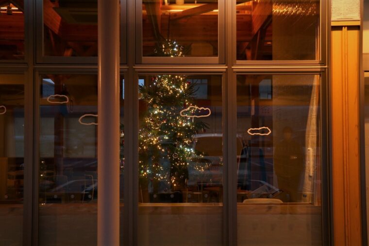 クリスマスツリーは12/26（日）まで24時間点灯中。閉館後も駐車場から見れますよ
