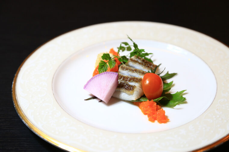 特別料理『真鯛の酒蒸し』。見た目は洋風だが、日本食の技法を使って調理