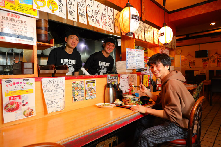 食べる前から笑顔が止まらない坪田さん。スタッフ・岡村理央さん（奥左）や五十嵐敬朗店長（奥右）と一緒にぱちり
