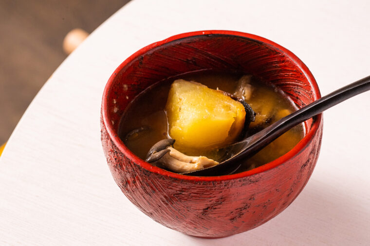 『焼き芋とキノコのお味噌汁バター風味』（1杯600円）