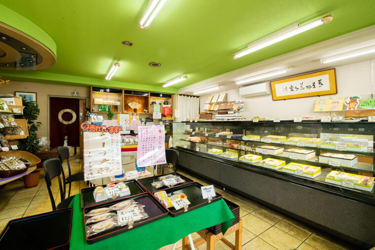 飴屋本舗 店内。入って正面から右に和菓子、左に洋菓子が並びます