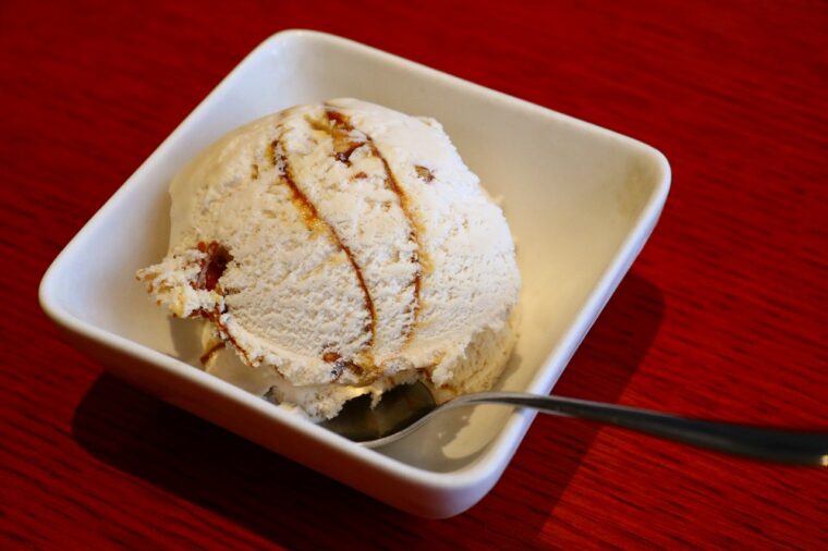 『わたりがにのトマトクリームスパゲティ』が忘れられなくて、再び南欧料理 オステリア・ポルコロッソへ。「ちょこっとサービス」は特製のアイスクリームでした！