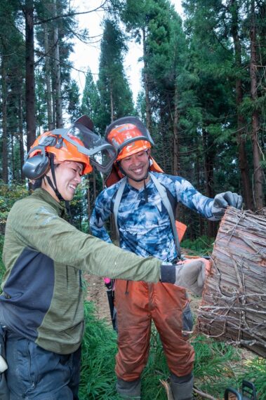 自分で倒して造材した木の切り口をチェック。隣の男性は、ご主人の達也さん。「林業は何といってもチームワークが大事な仕事です」と口をそろえる