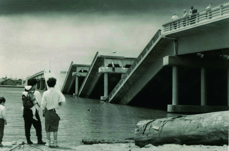 新潟地震によって落下した昭和大橋（昭和39年）。当時の被害状況が記録されています