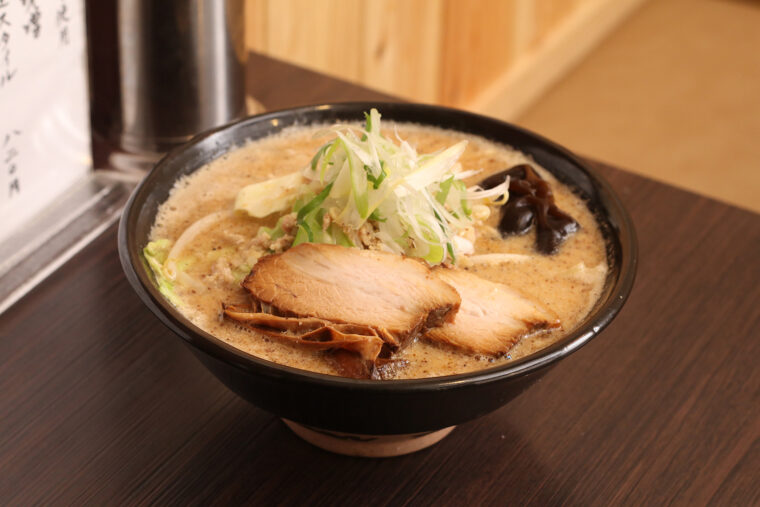 濃厚な味噌スープに負けない太麺で大ボリューム。『AKIHA味噌・白』820円