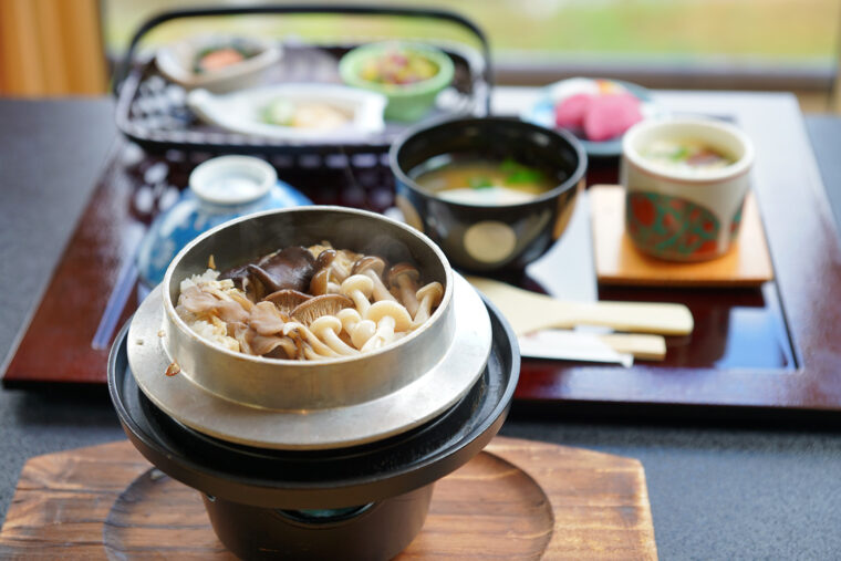 『釜めし』（1,650円）。小鉢、茶碗蒸し、味噌汁がつく