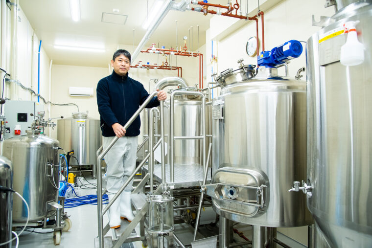 クラフトビール事業担当の佐藤雅史さんを醸造所で