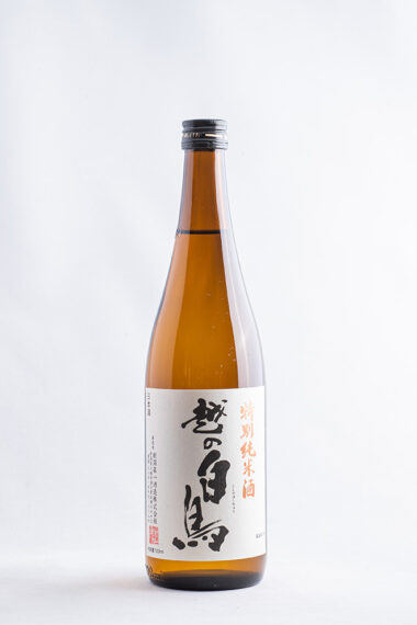『越の白鳥 特別純米酒』（720ml 1,543円 、1.8L 3,086円）