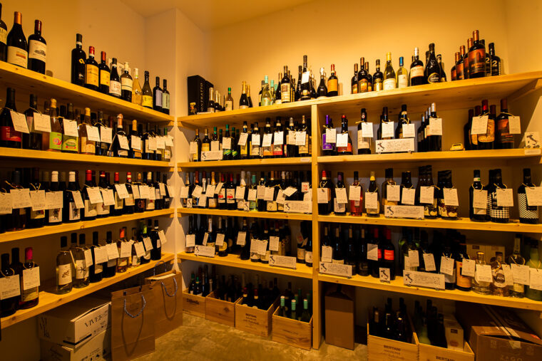 たくさんのワインが並ぶワインセラー