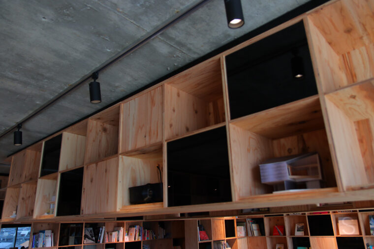 店内の書架は、新潟県産の木材が使用されています